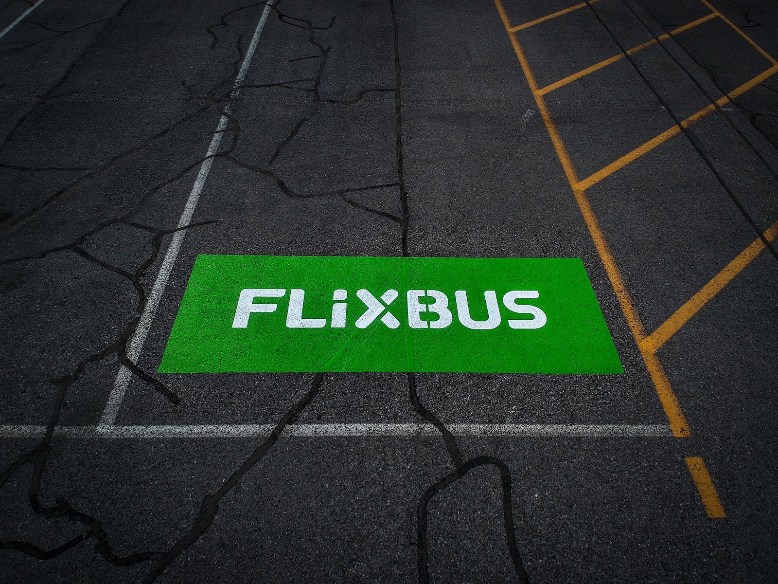 a green sign that says flixbus on it