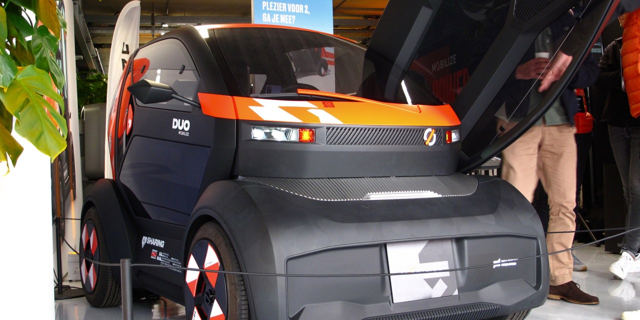 Renault brand unveils electric mini-cars that can be driven without a license