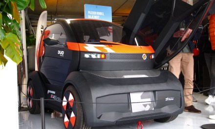 Renault brand unveils electric mini-cars that can be driven without a license