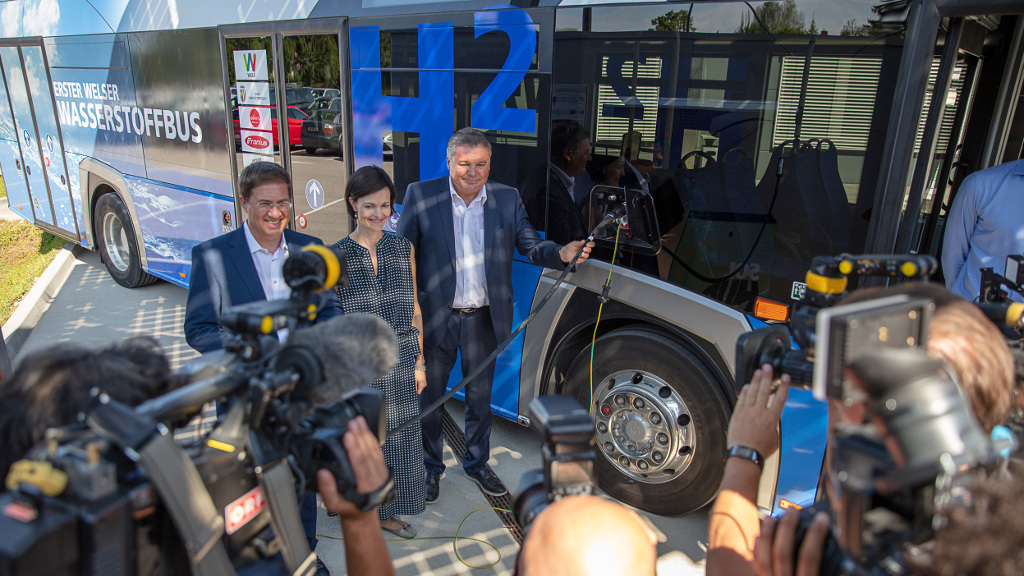 Green hydrogen-from-solar fuels Austrian bus trial
