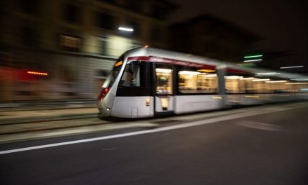 Hitachi successfully tests battery-powered tram in Florence