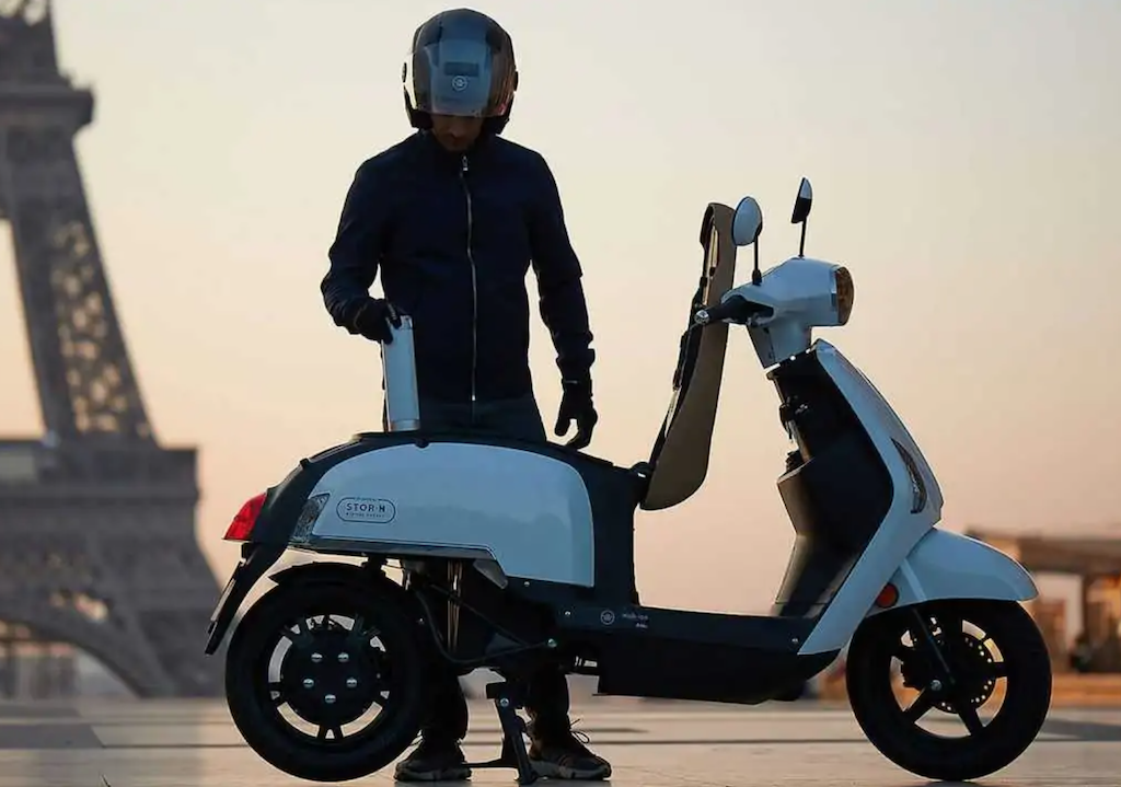 Hydrogen powered scooter prototype refuelled by canisters in seconds