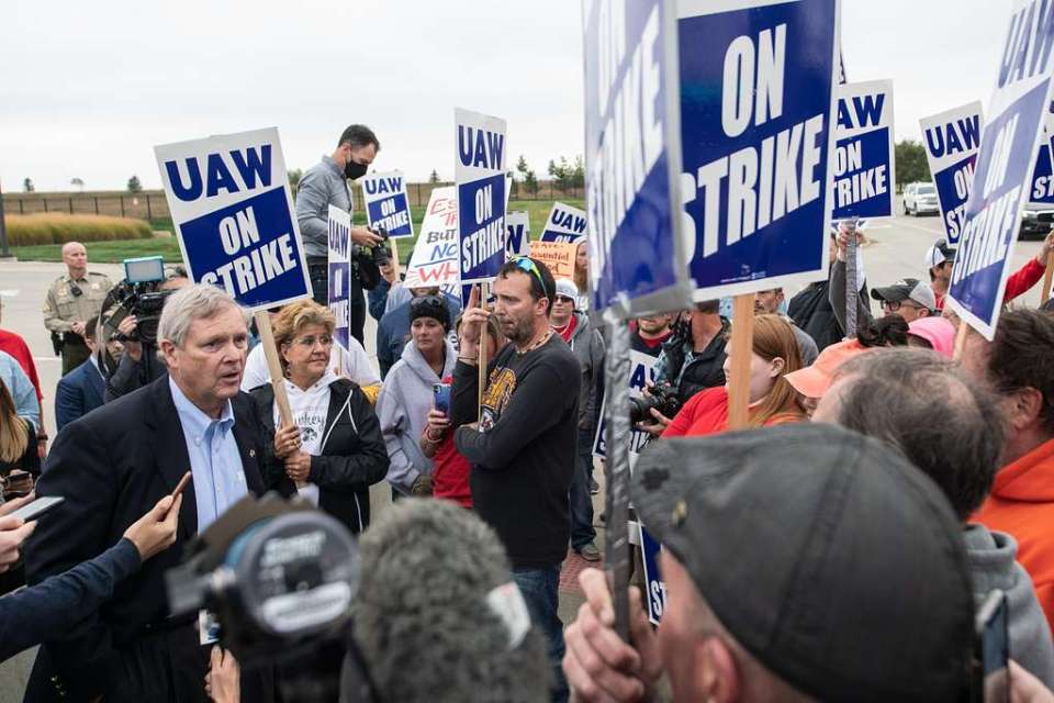 150,000 autoworkers threaten to strike in Detroit