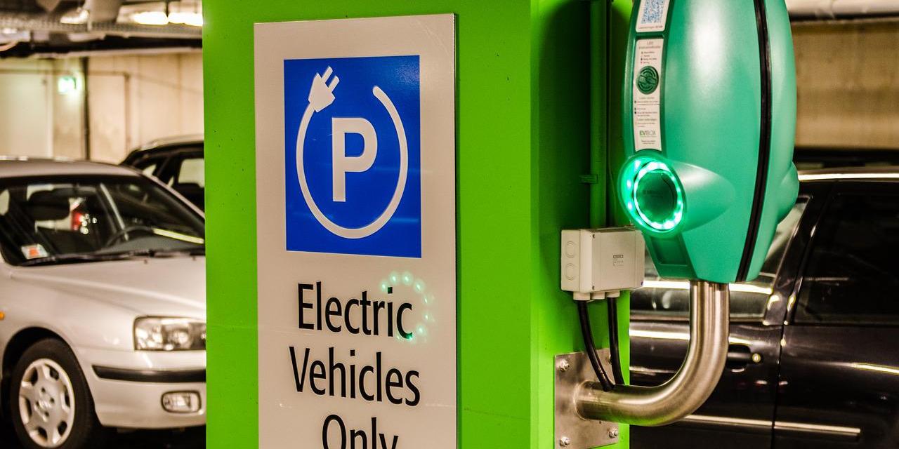 City Light announce new service to install EV chargers along curbside locations
